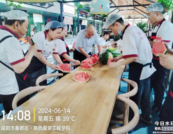 西瓜味的夏天--吃瓜群众